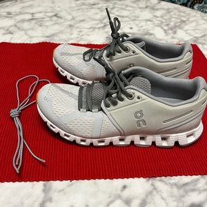 On Cloud running shoes. Women’s size Size 6 cloud 5